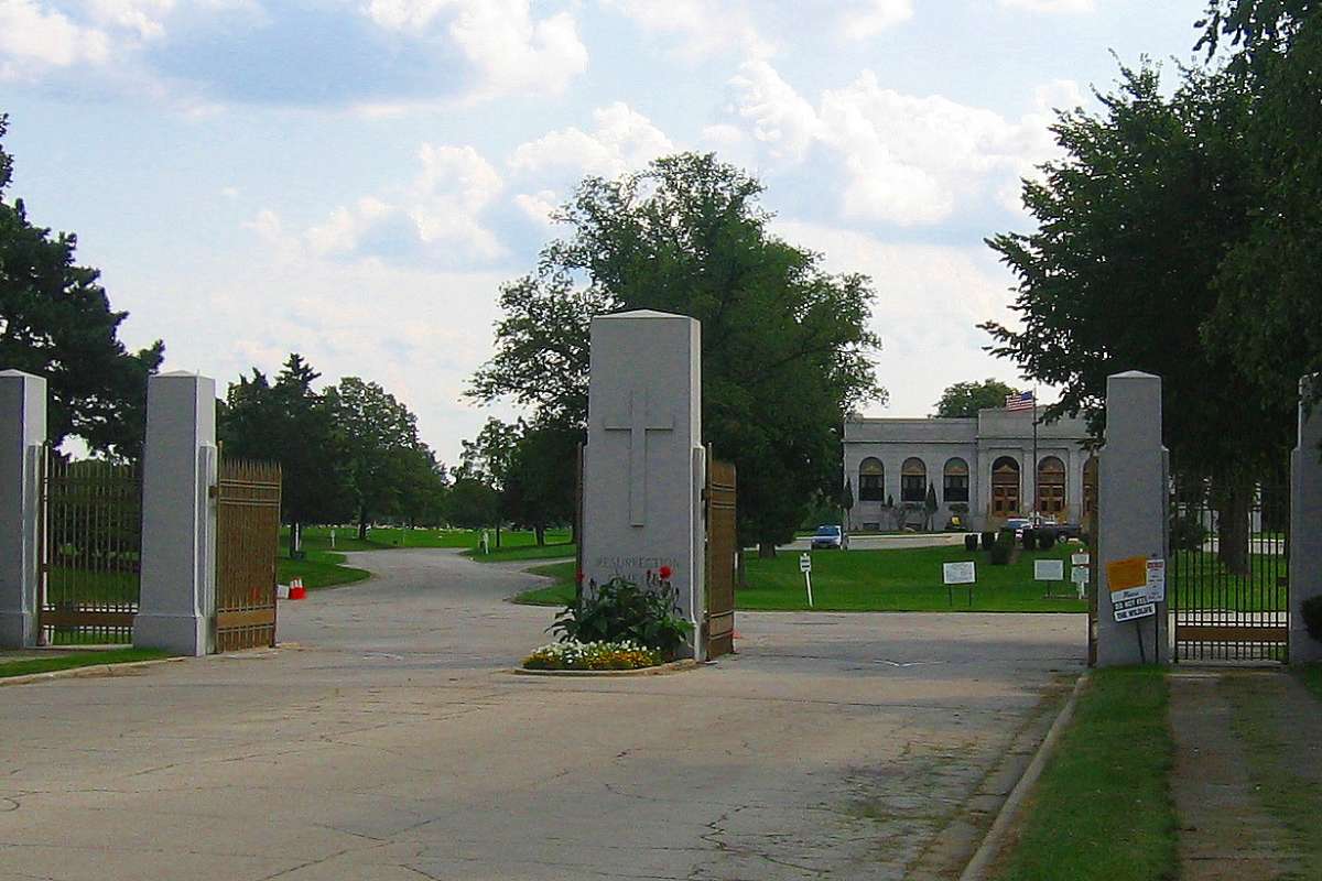 Read more about the article Resurrection Cemetery: Haunted Cemetery in Justice, IL